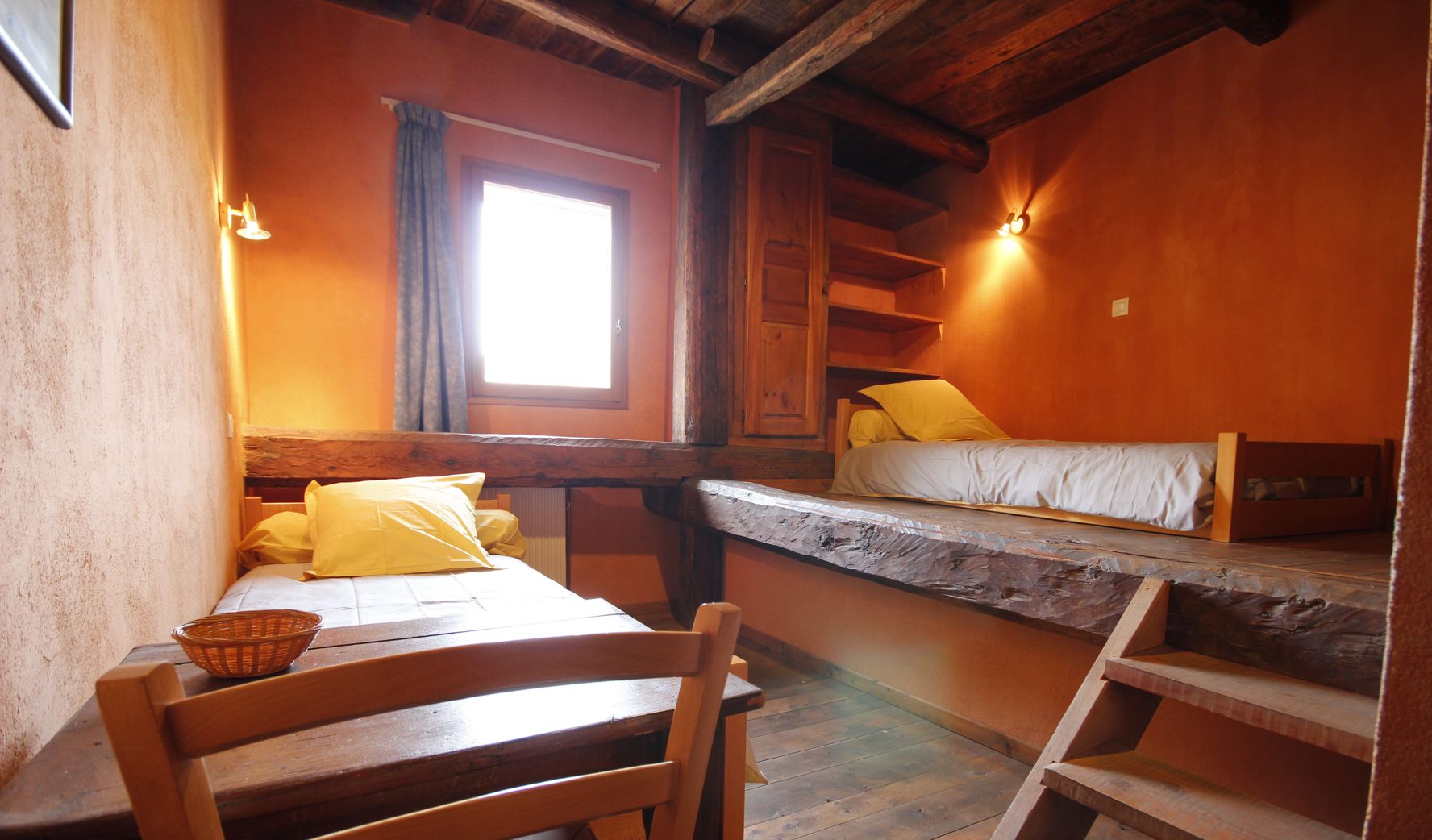 Charme d'une chambre d'hote des Alpes à lits séparés